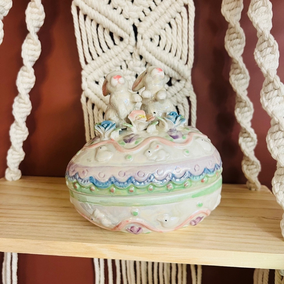 Easter Egg Trinket Box Bunny Rabbit Flowers Iridescent Finish Multicolor - Picture 1 of 9